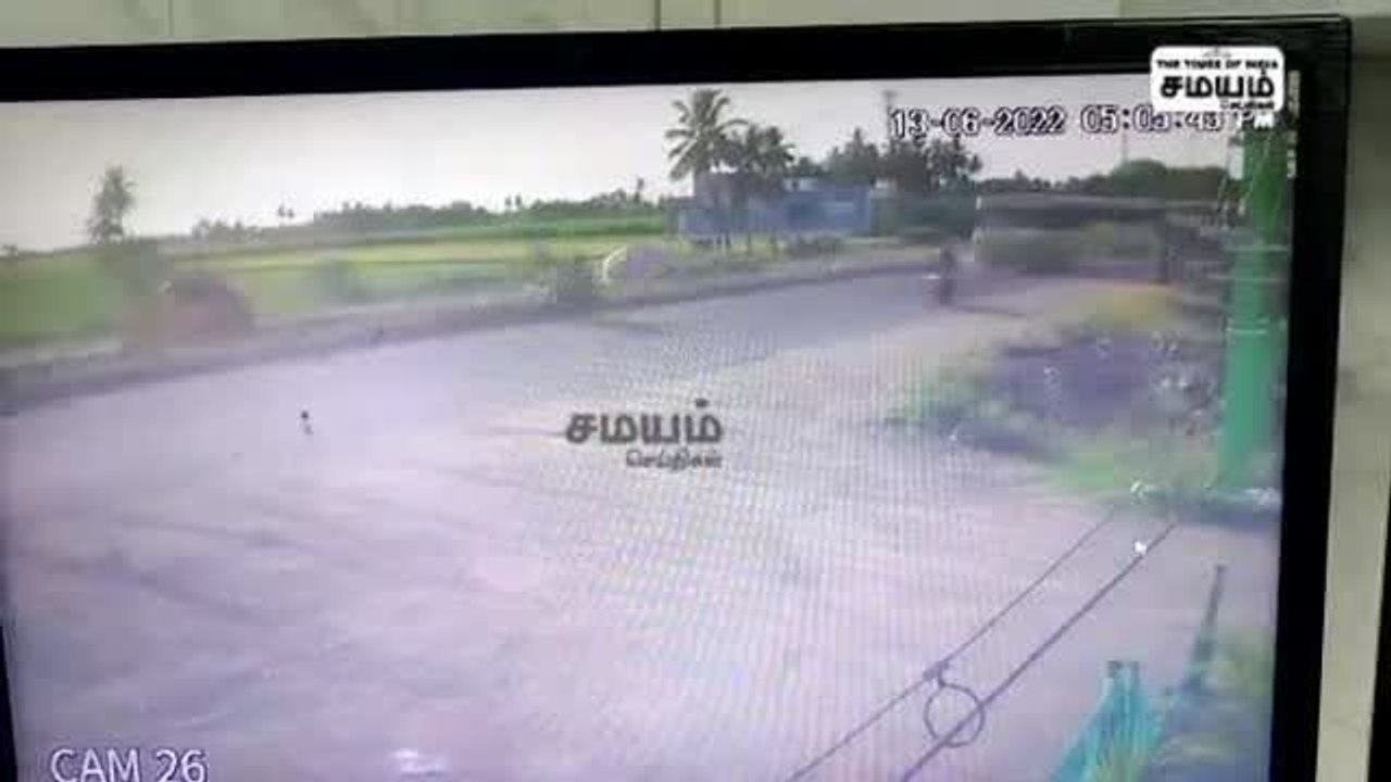 முந்தி செல்ல முயன்ற கல்லூரி பேருந்து; தூக்கி வீசப்பட்ட சிறுவன்; பதற வைக்கும் சிசிடிவி வீடியோ!