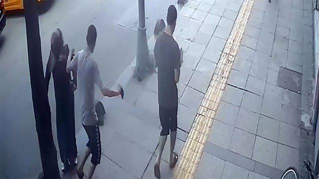 Yolda yürüyen kadını iterek düşürdü