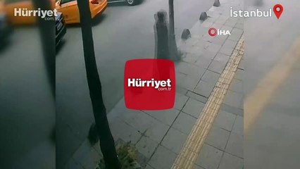 Yolda yürüyen kadını sebepsiz yere iterek düşürdü! O anlar kamerada