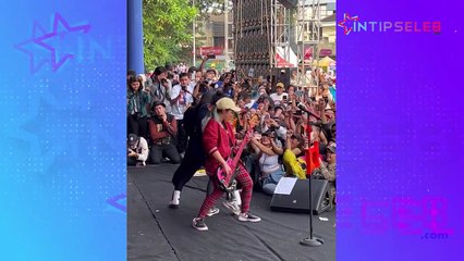 Nostalgia, Tantri Kotak Pamer Foto Bareng Band Lamanya