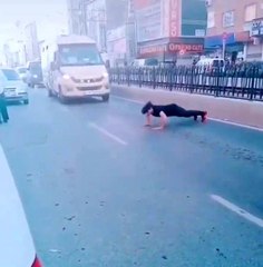 Sultangazi'de yabancı uyruklu şahıs yol ortasında şınav çekti