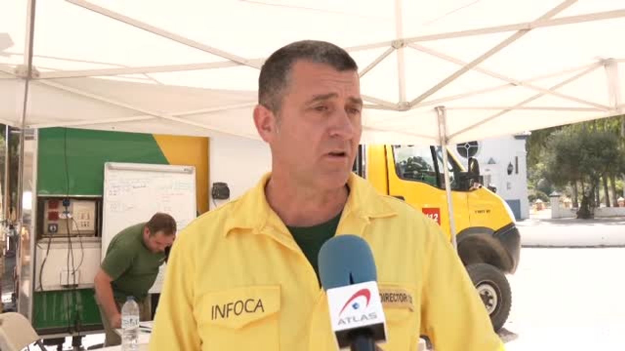 Bomberos y medios aéreos pelean por controlar el incendio en Sierra Bermeja