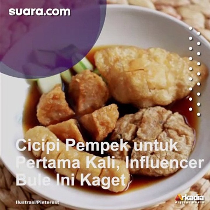 Pertama Kali Cicip Pempek Bule Ini Terkejut Saat Tahu Bahan Bakunya!