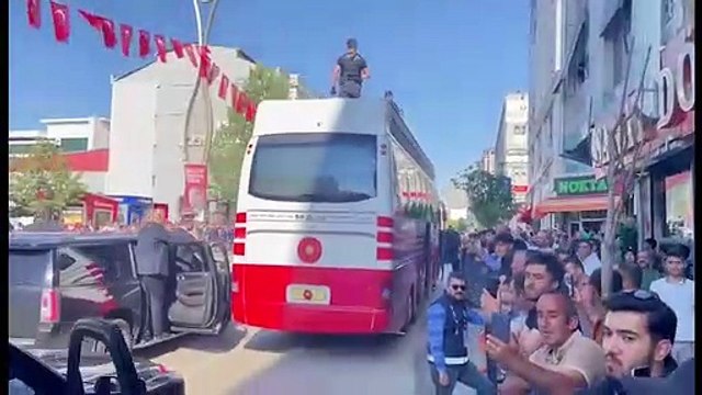 Van'da Erdoğan'ın geçişi sırasında yol kapatıldı, karşıdan karşıya geçiş engellendi; vatandaşlar durumu protesto etti