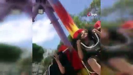 Antalya'da lunaparktaki salıncağın platformdan çıktığı anlar cep telefonu kamerasında