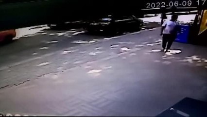 Çorlu'da bir kişinin yaralandığı trafik kazası güvenlik kamerasına yansıdı