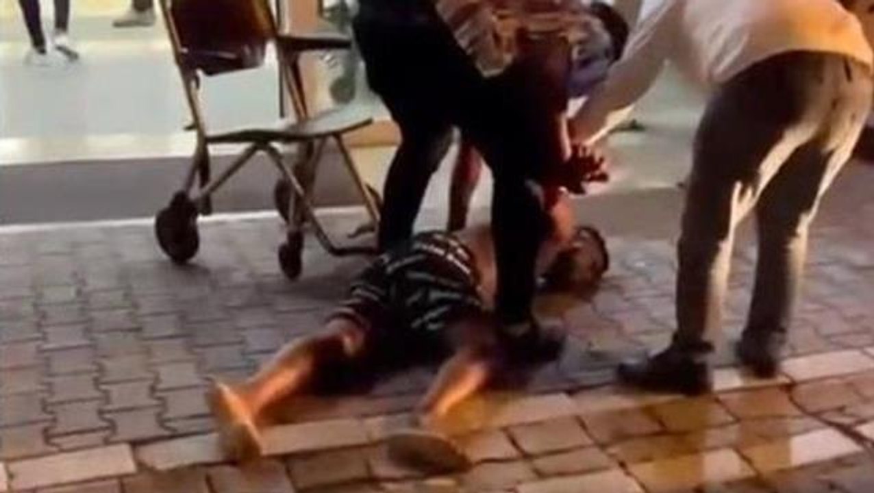 Fotoğraf hastane önünden! Yarı baygın kapıda yatan yabancı uyruklu hastayı, "Yer yok" diyerek içeri almadılar