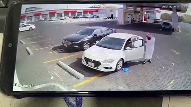 لص يسرق مركبة بعدما تركها صاحبها في وضع التشغيل أمام محطة بنزين بإحدى مناطق المملكة ..