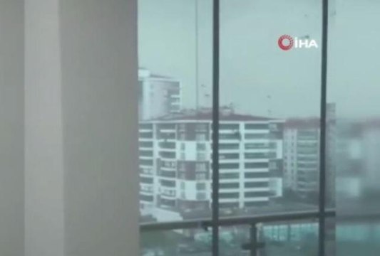 Ankara'daki fırtınada çatının uçma anı kameraya yansıdı
