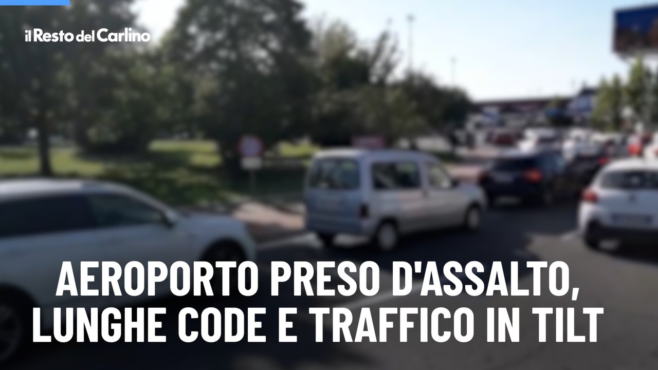 Aeroporto preso d'assalto, lunghe code e traffico in tilt