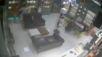 Gözlük hırsızlığı güvenlik kamerasına yansıdı