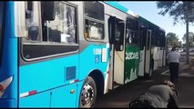 Acidente entre ônibus e BMW é registrado na Av. Brasil