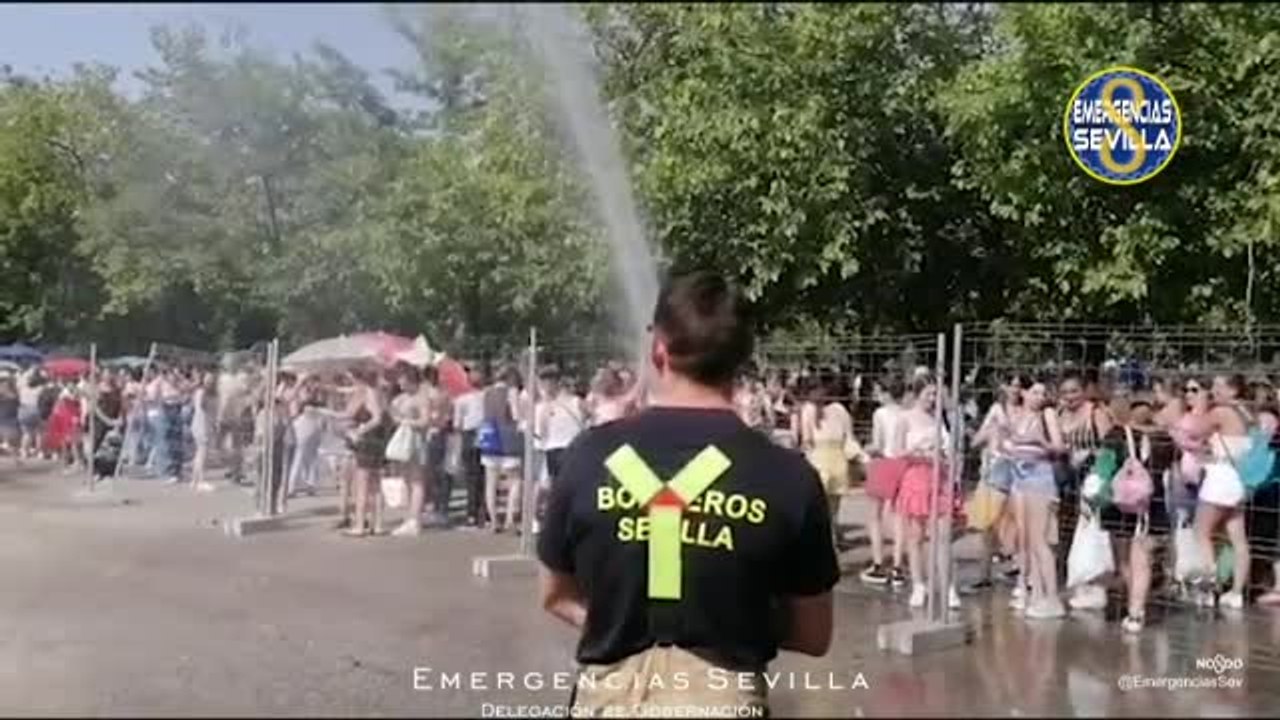 Los bomberos refrescan a la multitud en La Cartuja de Sevilla