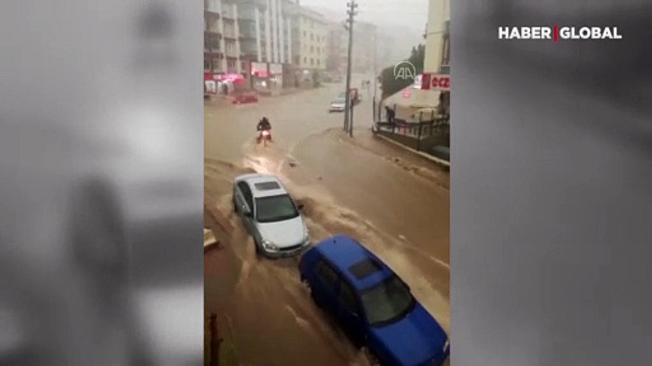 Ankara'da sel sularına kapılan motokurye yaşam savaşı veriyor! Kurtarılma anı kamerada...