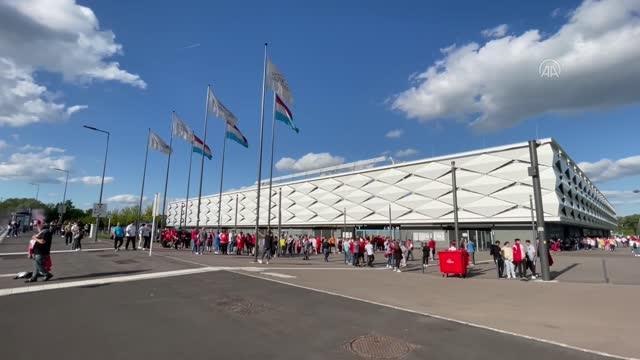 Lüksemburg-Türkiye maçını izlemeye gelen Türk taraftarlar şehir turu yaptı