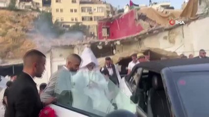 Filistinli çift, İsrail güçlerinin yıktığı evlerinin enkazında evlendi