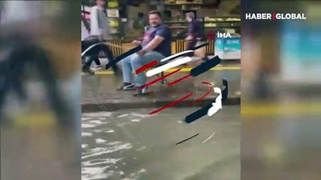 Ankara'nın Çankaya ilçesinde bir vatandaş göle dönen yolda balık tutmaya çalıştı! O anlar kamerada...