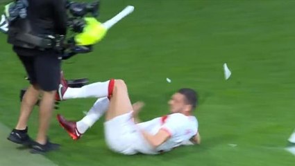 Ne yaptın Merih, sakin ol! Milli futbolcumuz az kalsın kameramanı hastanelik ediyordu