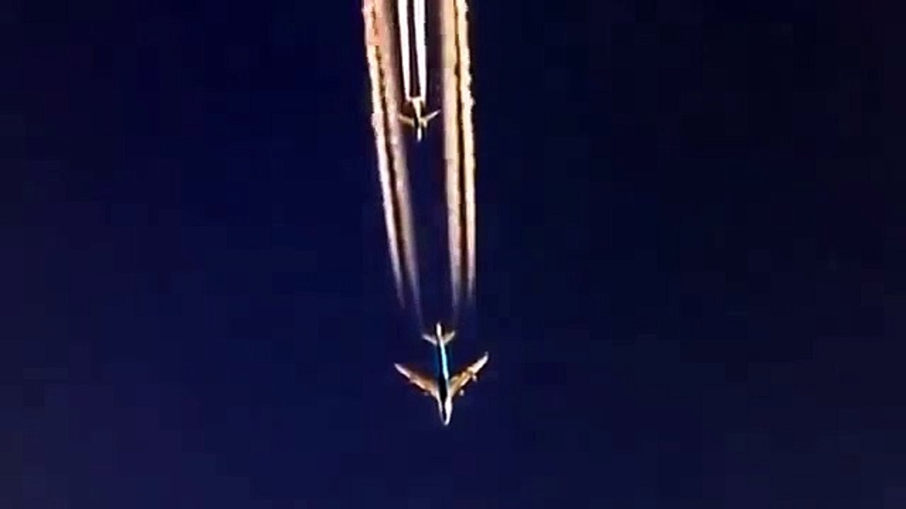 Boeing 747 adelantando a un Boeing 737 por debajo