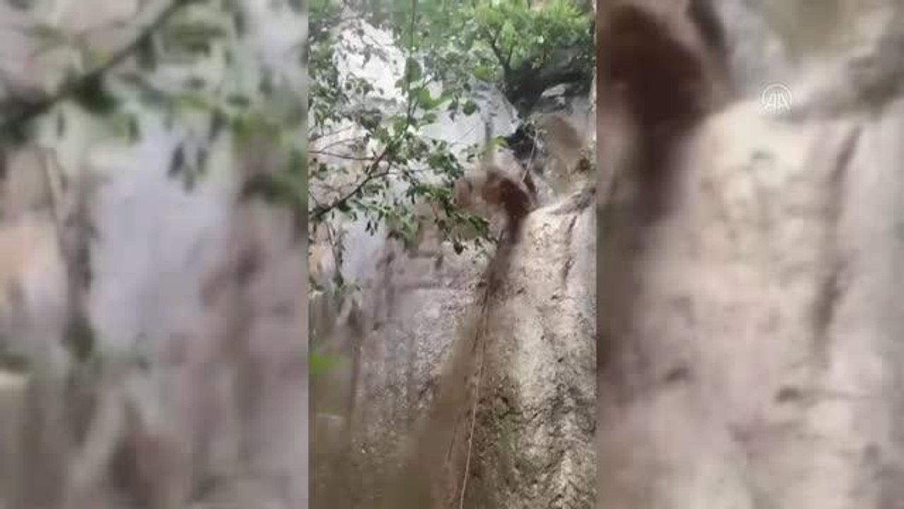 Şiddetli yağış nedeniyle dağdaki kanyonda mahsur kalan 4 kişi kurtarıldı