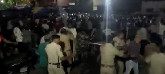 Police Lathicharge in Adilabad: ఆదిలాబాద్ లో ఆందోళనకారులను చెదరగొట్టేందుకు పోలీసుల లాఠీఛార్జ్
