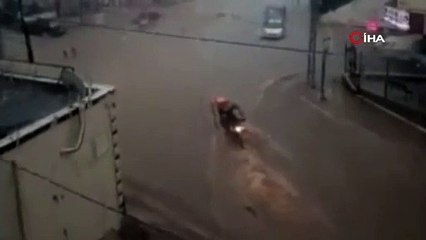 Ankara'da kuryenin sele kapılma anı kamerada