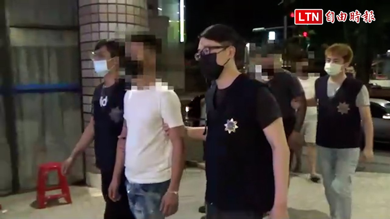子賭德州撲克欠150萬被押走 母拿「冥圓銀行」假鈔混真鈔救人（警方提供）