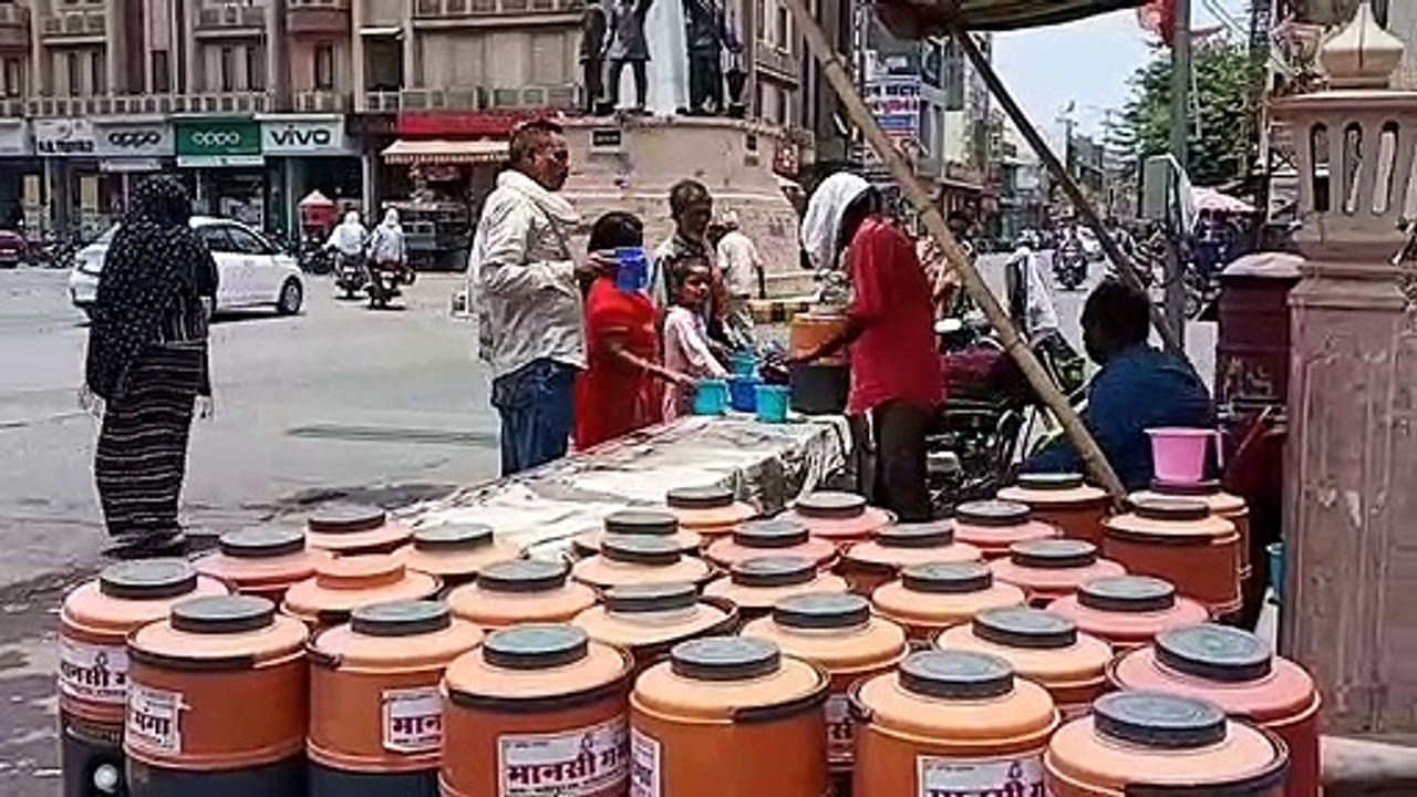 आधा दर्जन स्थानों पर समाजसेवी बुझाते हैं शीतल जल से लोगों की प्यास, दशकों पहले थी नगर पालिका की प्याऊ, अब सामाजिक संगठन उठा रहे जिम्मेदारी