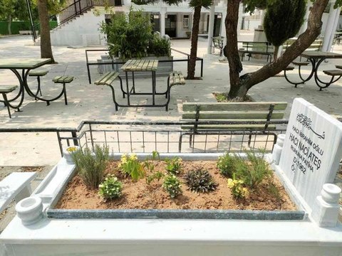 Hayırseveri olduğu cami avlusuna ölmeden mezarını yaptırdı