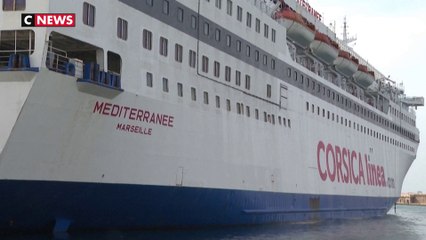 Les réfugiés ukrainiens quittent le paquebot "Méditerranée"