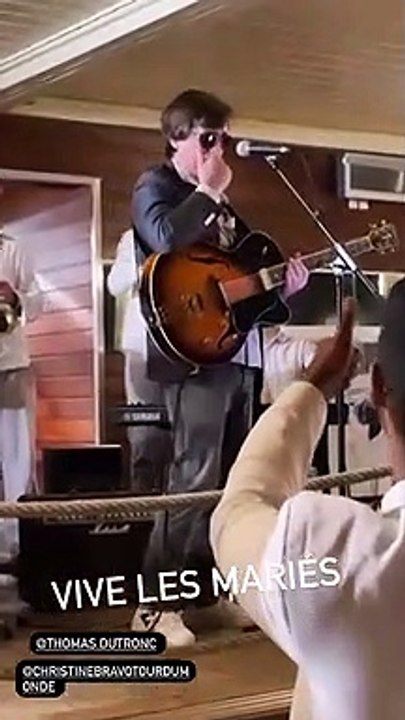 Thomas Dutronc a mis de l'ambiance lors du mariage de Christine Bravo en Corse le 11 juin 2022.