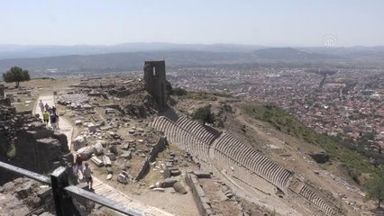 Salgında tenhalaşan Bergama Antik Kenti yine ziyaretçilerle doluyor