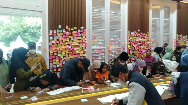 Warga Mulai Padati Gedung Pakuan Bandung Jelang Kedatangan Jenazah Eril