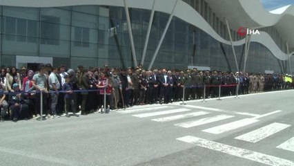 Pençe-Kilit şehidi Ömer Yıldırım'ın cenazesi, hava limanında protokolle karşıladı