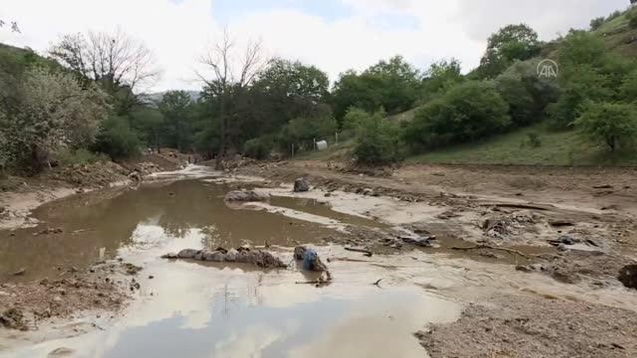 (DRONE) Tatlar Deresi'nde sele kapılan kişiyi arama çalışmaları devam ediyor