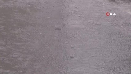 Sağanak yağış etkisini artırdı, yollar göle döndü