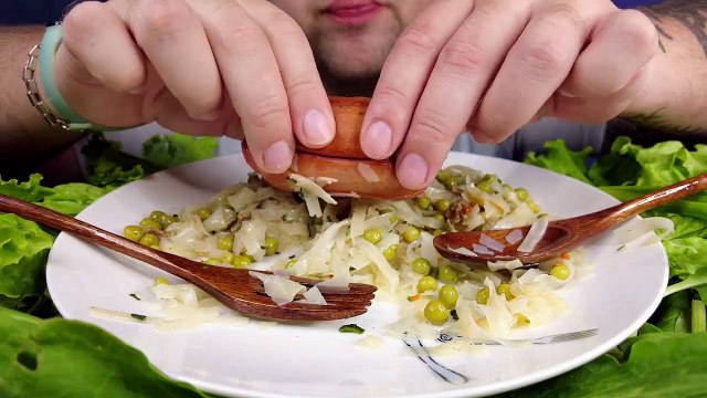 RICE NOODLES WITH PHO BO SAUCE AND PEAS + ROASTED SAUSAGES (VIETNAMESE FOOD) ASMR EATING NO TALKING