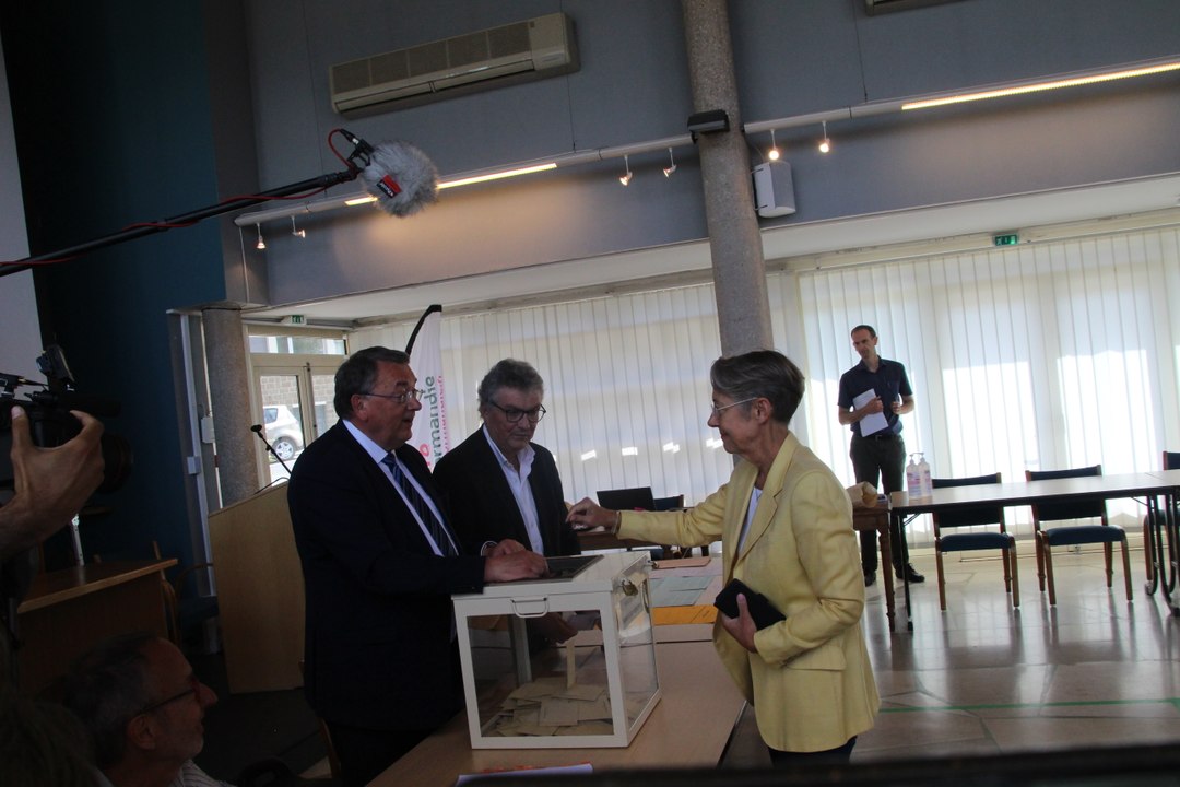Le vote d'Elisabeth Borne à Vire Normandie