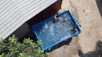 Çocuklar römork havuzda serinliyor