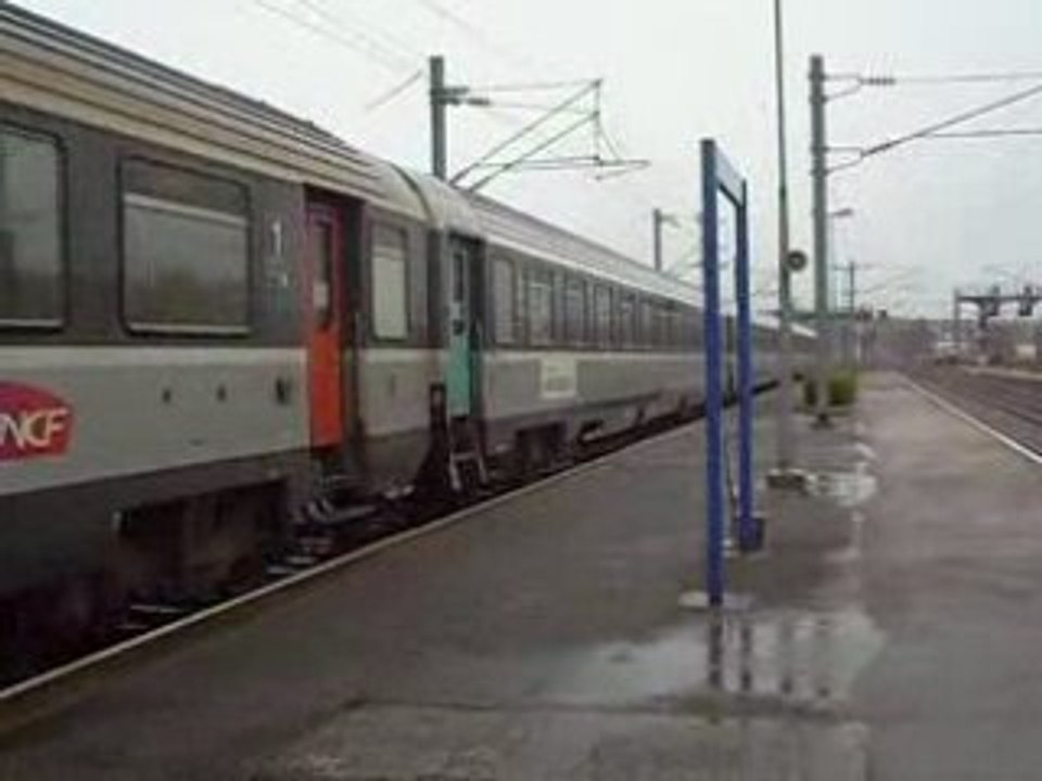manoeuvre d'un train corail avec une bb 67413 en voyage