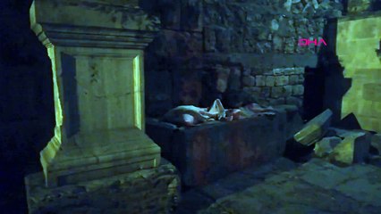 Hadrianus Kapısı'nı ayakta tutan kolonlar evsizlerin sığınağı oldu