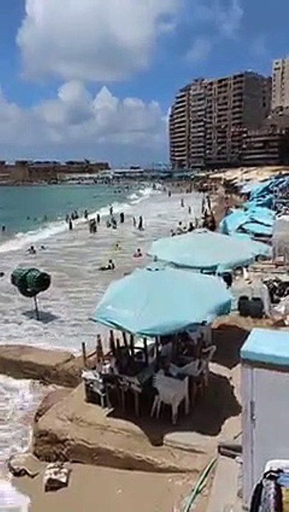 الكل بيهرب من الحر.. إقبال كبير على شواطئ الإسكندرية رغم ارتفاع الأمواج