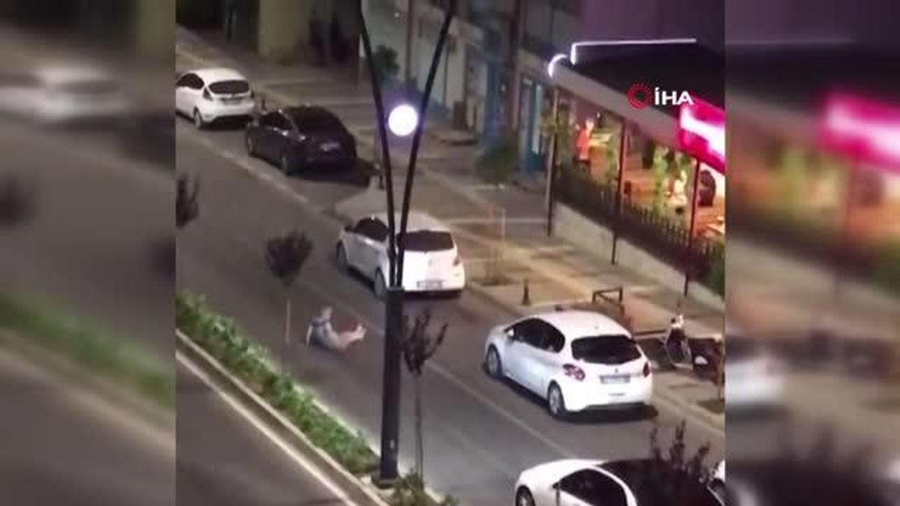 Alkollü şahıs 'pes' dedirtti... Cadde ortasına yatarak araçların geçişine izin vermedi