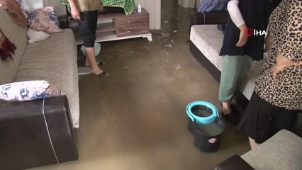 Küçükçekmece'de sağanak yağış etkili oldu... Yol çöktü, iki evi su bastı