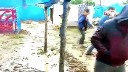 Sağanak yağışta 500 işçinin bulunduğu çadır kent sular altında kaldı