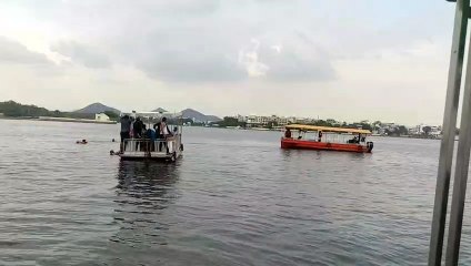 Tourist jumped into the lake