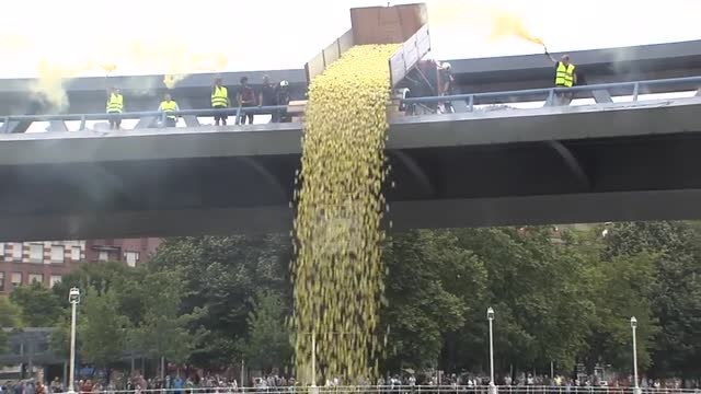 Más de 20.000 patitos de goma saltan a la ría de Bilbao