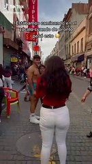 Señora se negó a tomarse fotos con un joven sin camisa: A mí me gusta el mío, chaparrito, panzón y pobre