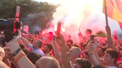 Caluroso recibimiento de la afición del Girona antes de la final del ascenso a Primera División