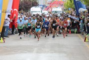 Van Büyükşehir Belediyesi '1. Van Denizi Yarı Maratonu' koşusu yapıldı